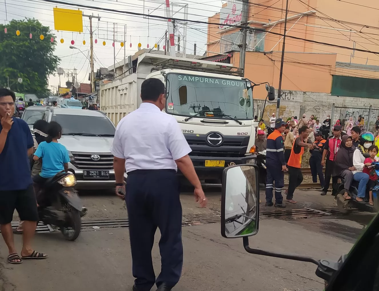 Truk Mogok di Lintasan KRL Serpong Berhasil Dievakuasi Tanpa Gangguan Berkepanjangan